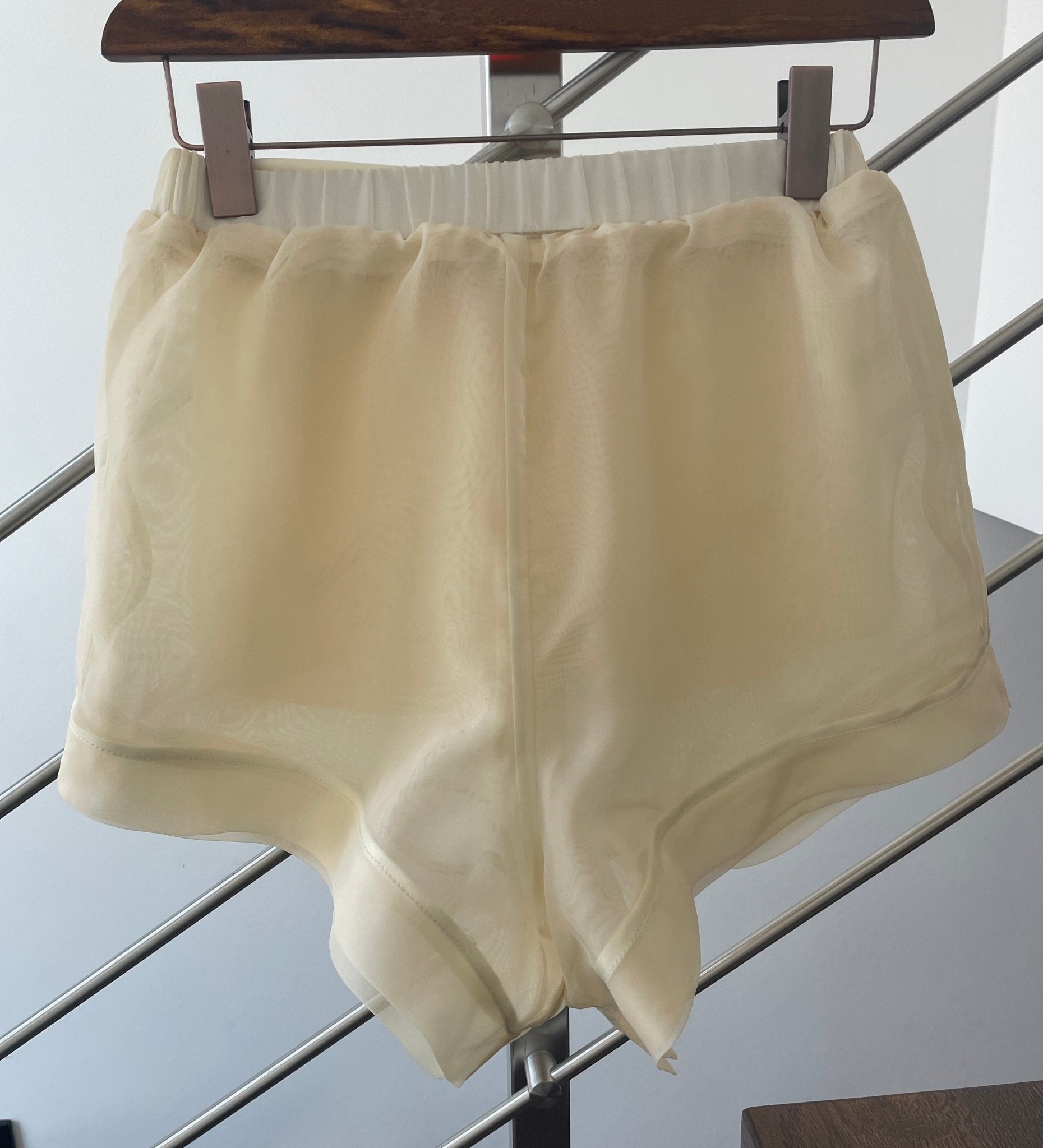 Shorts in Seidenoptik beige - GRAYSS FASHION & HOME